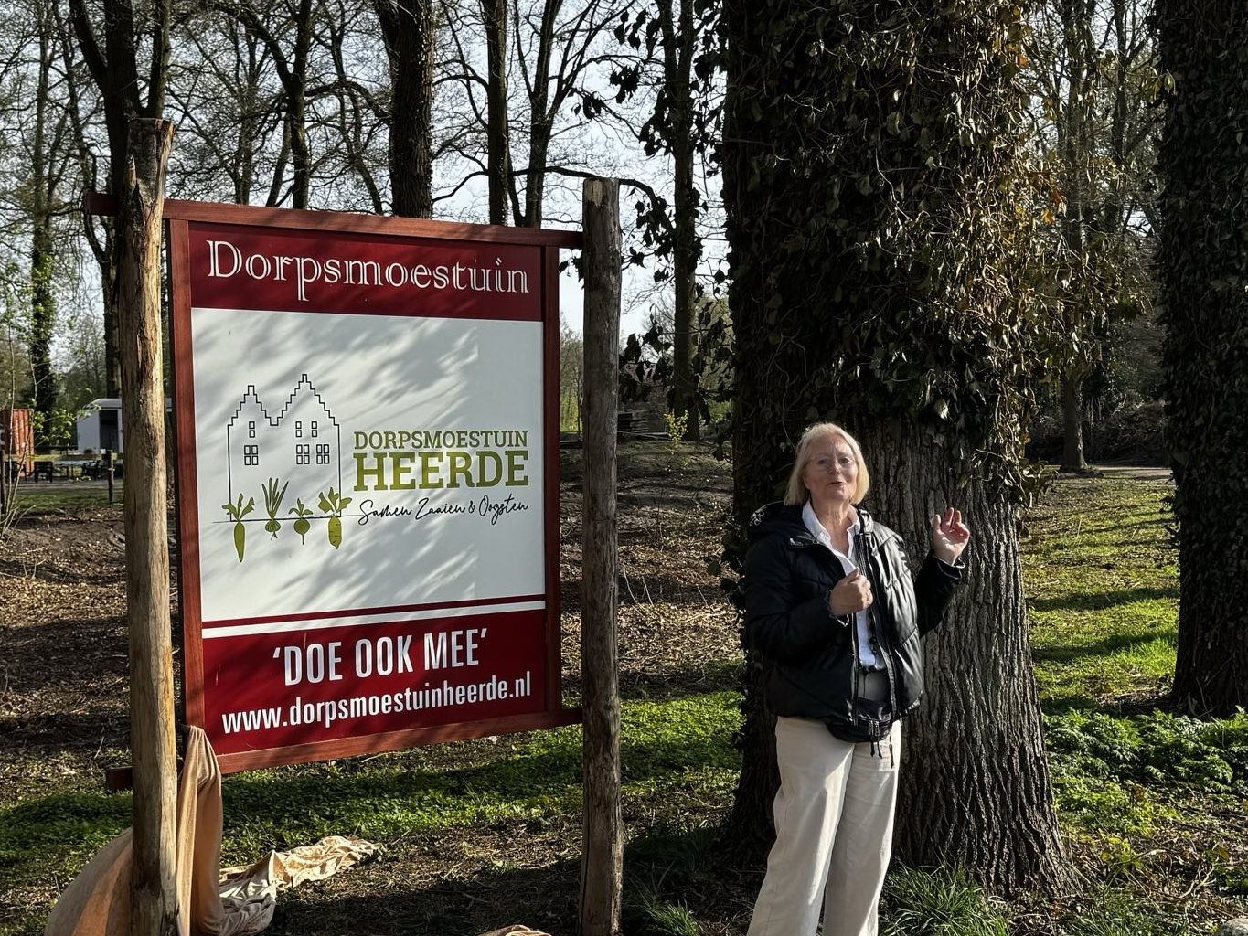 Opening dorpsmoestuin heerde bord